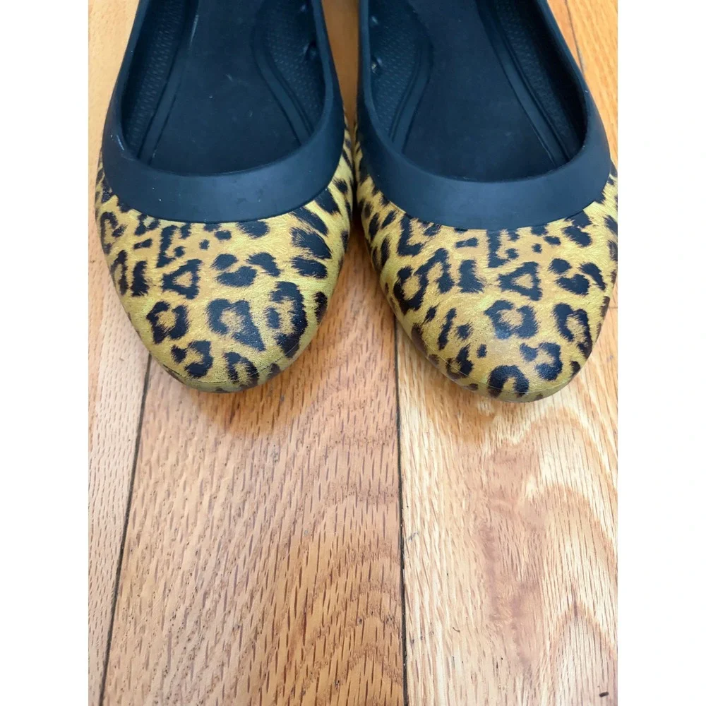 Crocs Lina Ballet Flats in a leopard‎ print pattern size 7